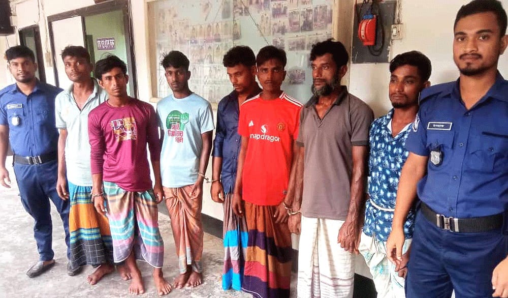 মেঘনায় মাছ শিকারে গিয়ে ৮ জেলে আটক, হামলায় নৌ পুলিশসহ আহত ৪